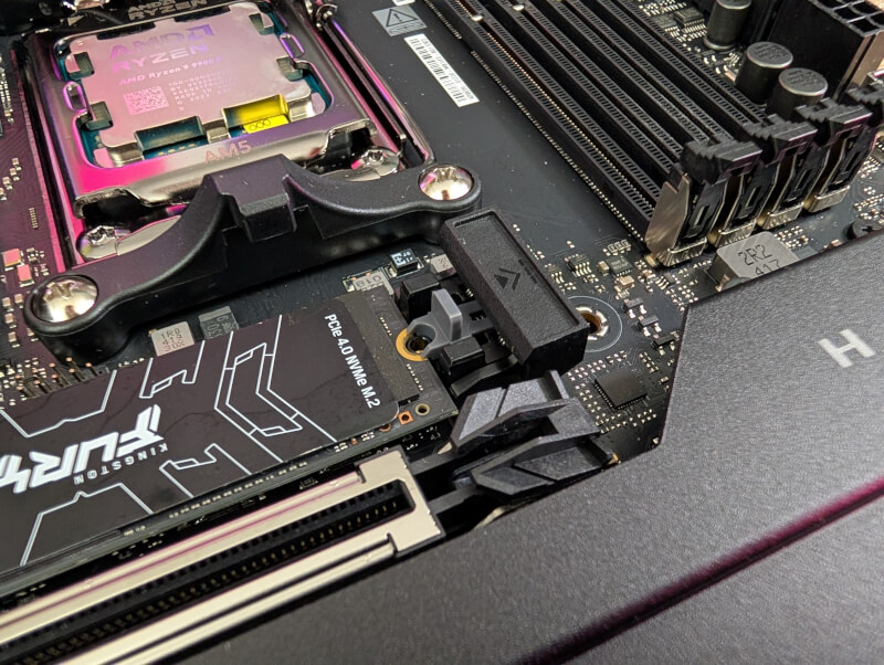 ASUS ROG Crosshair X870E Hero q-latch.jpg